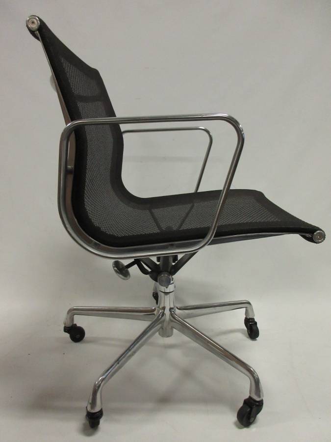 Herman Miller Eames Aluminum Group Management Chair in Black Mesh, EA335 - Single