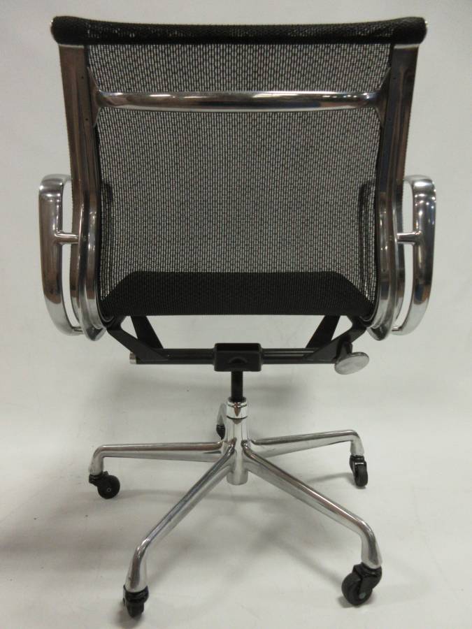Herman Miller Eames Aluminum Group Management Chair in Black Mesh, EA335 - Single