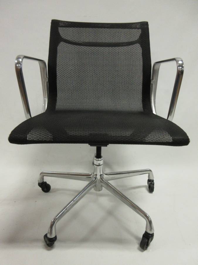 Herman Miller Eames Aluminum Group Management Chair in Black Mesh, EA335 - Single