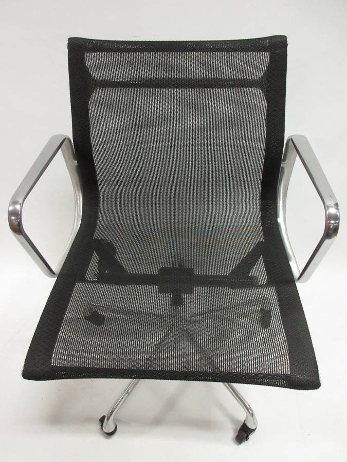 Herman Miller Eames Aluminum Group Management Chair in Black Mesh, EA335 - Single