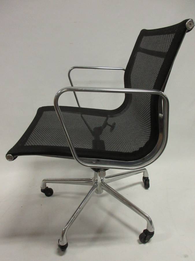 Herman Miller Eames Aluminum Group Management Chair in Black Mesh, EA335 - Single