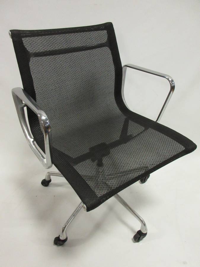 Herman Miller Eames Aluminum Group Management Chair in Black Mesh, EA335 - Single