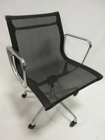 Herman Miller Eames Aluminum Group Management Chair in Black Mesh, EA335 - Single