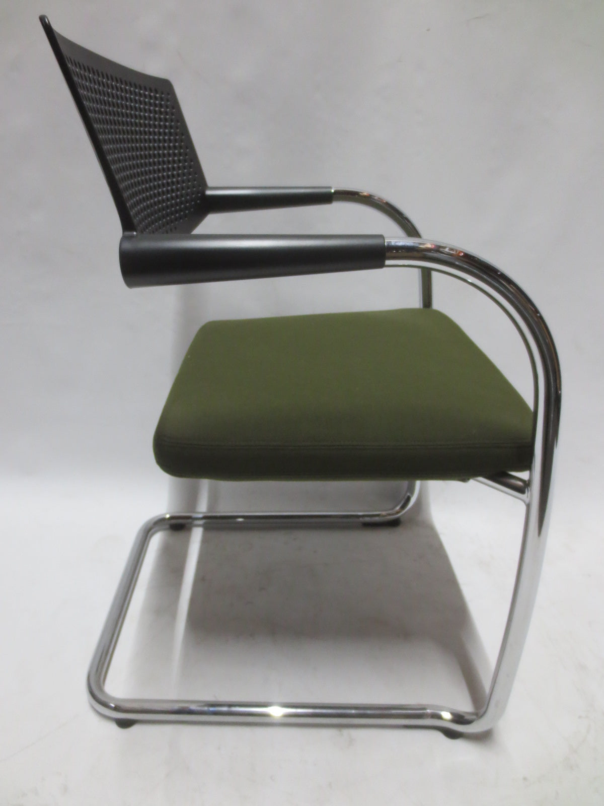 Vitra Visavis 2 Dining Armchair in Green Seat and Black Back