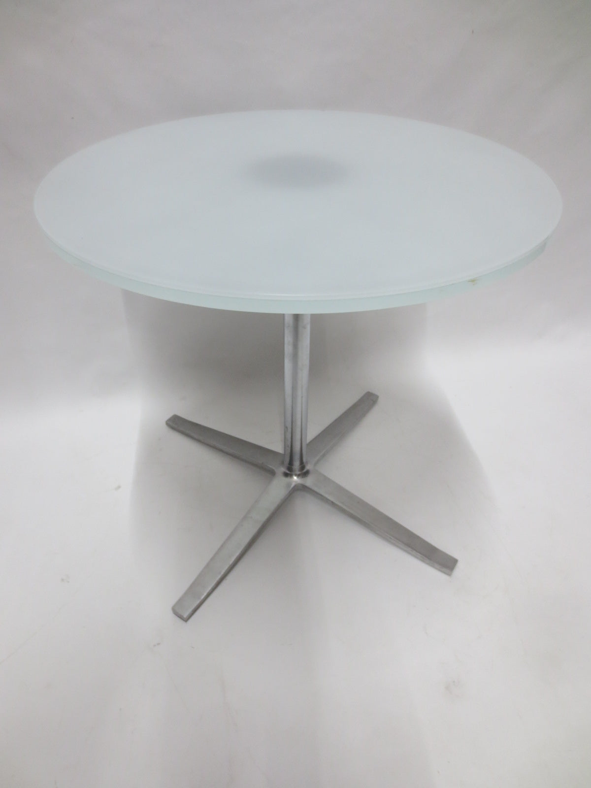 Coalesse Bob 30-in Round Glass Top Coffee Table