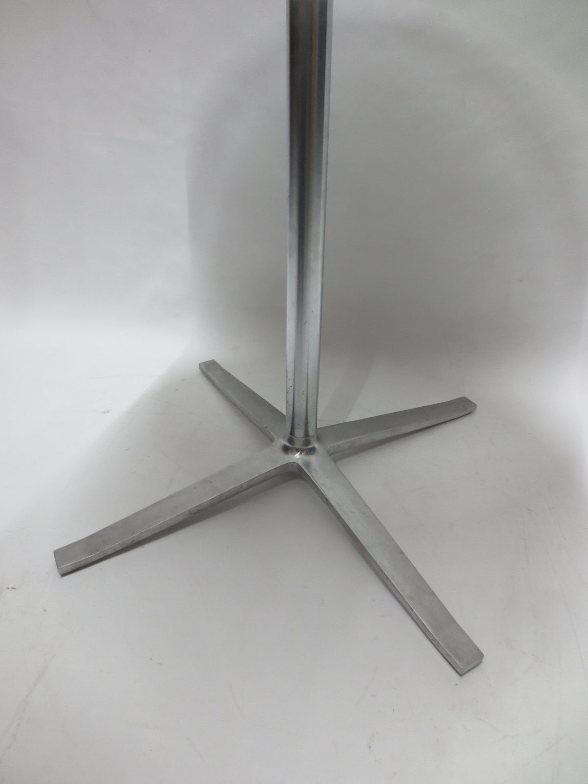 Coalesse Bob 30-in Round Glass Top Coffee Table