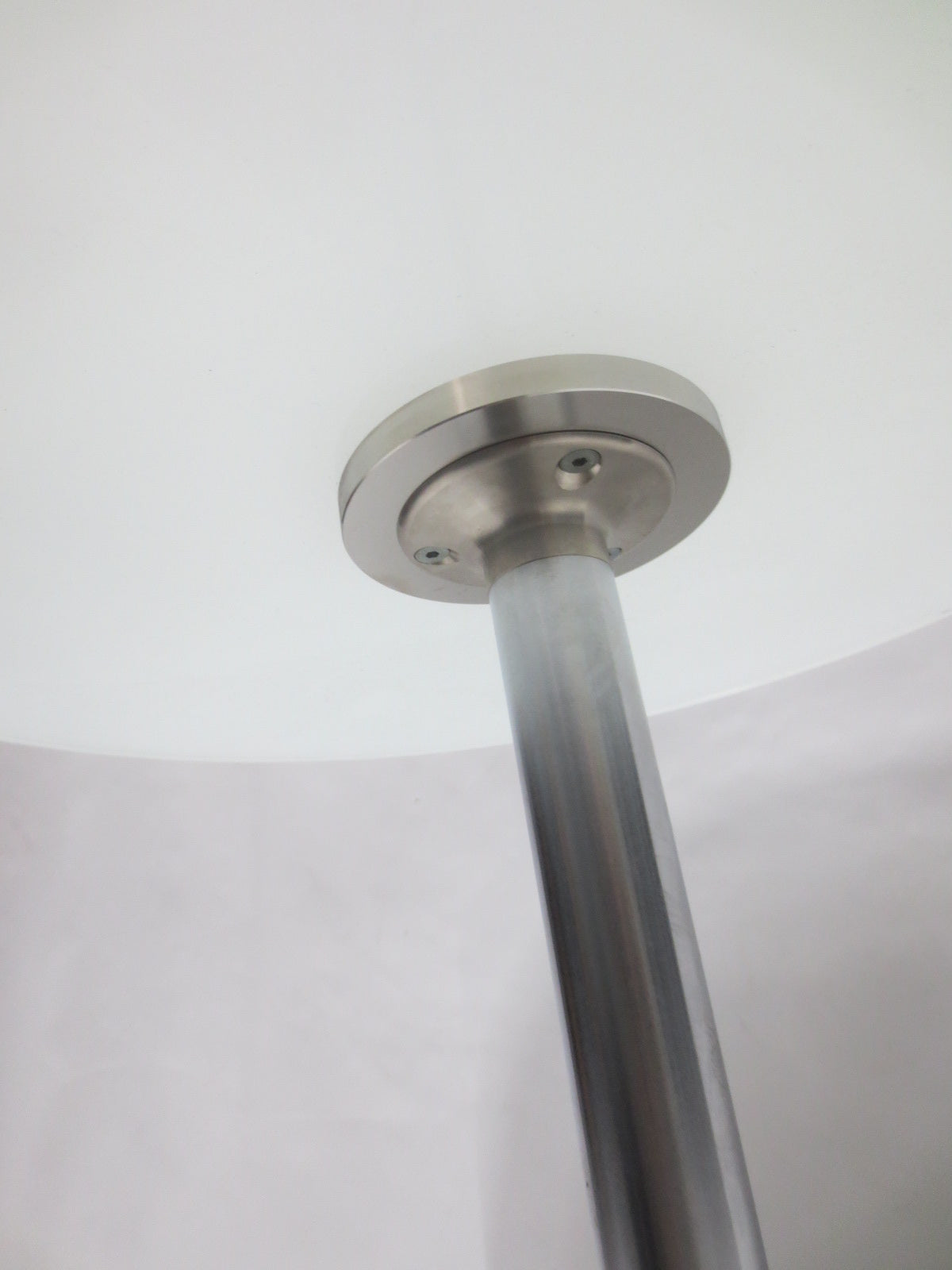 Coalesse Bob 30-in Round Glass Top Coffee Table