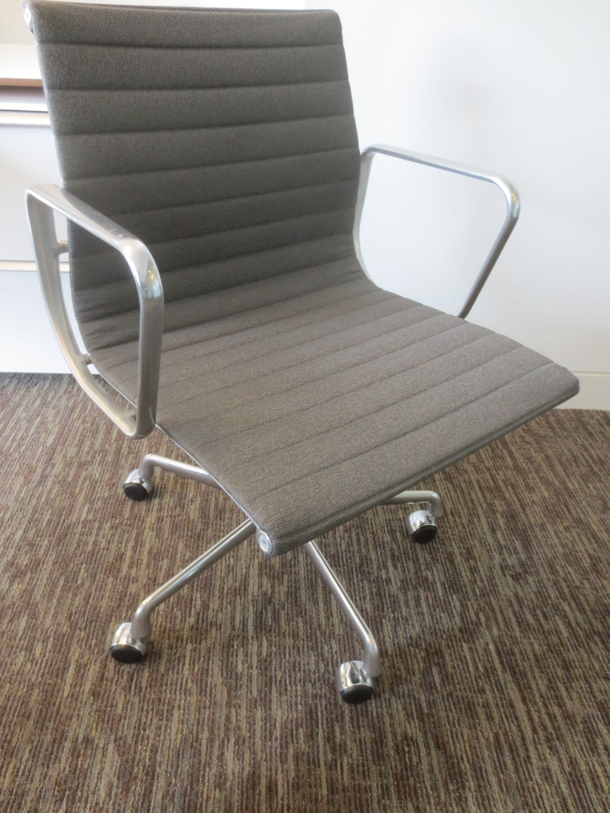 Herman Miller Eames Aluminum Group Management Chair in Charcoal Fabric, EA335