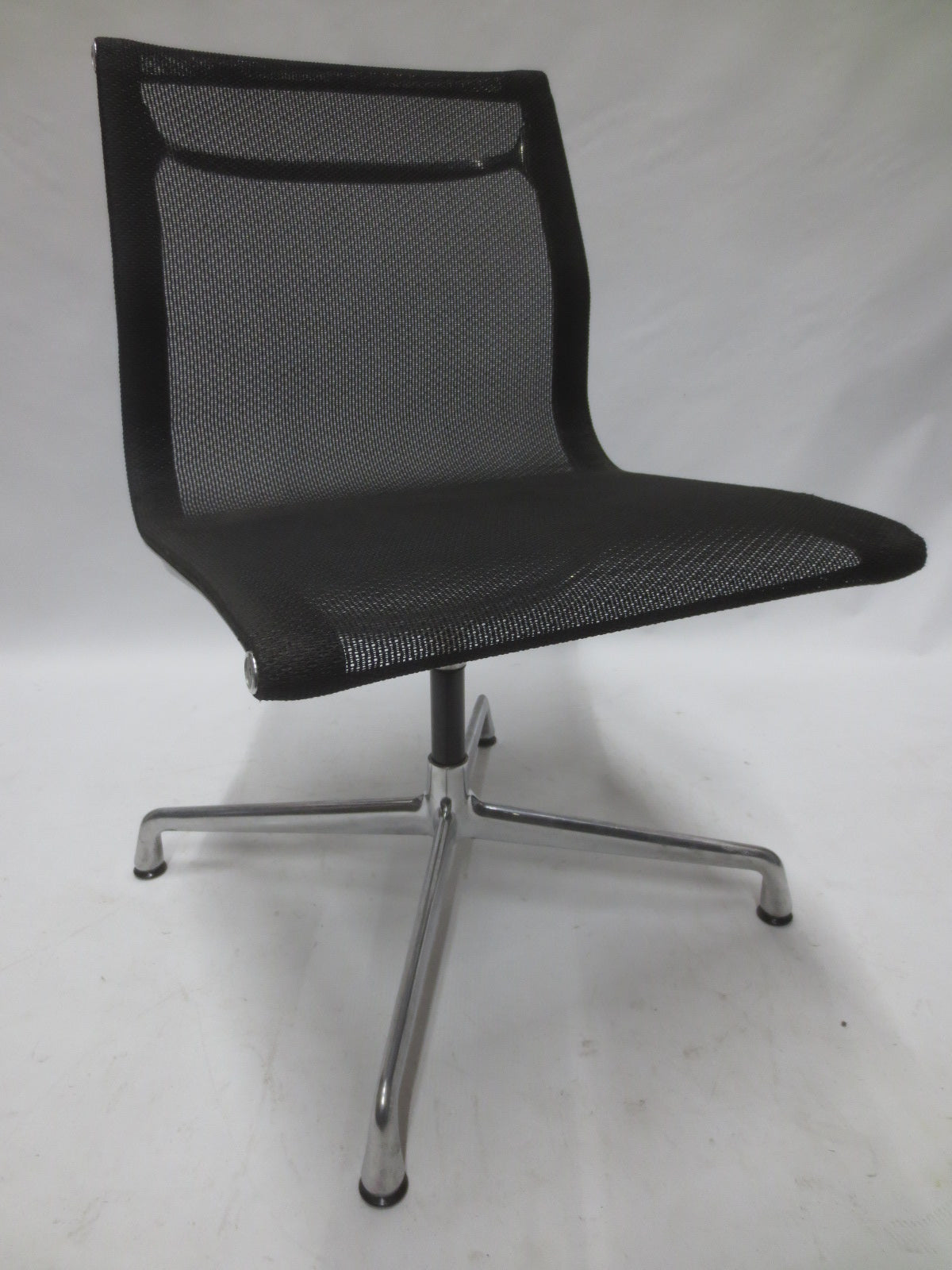 Herman Miller Eames Aluminum Group Side Chair in Black Mesh, EA105 (Noticeable Wear)