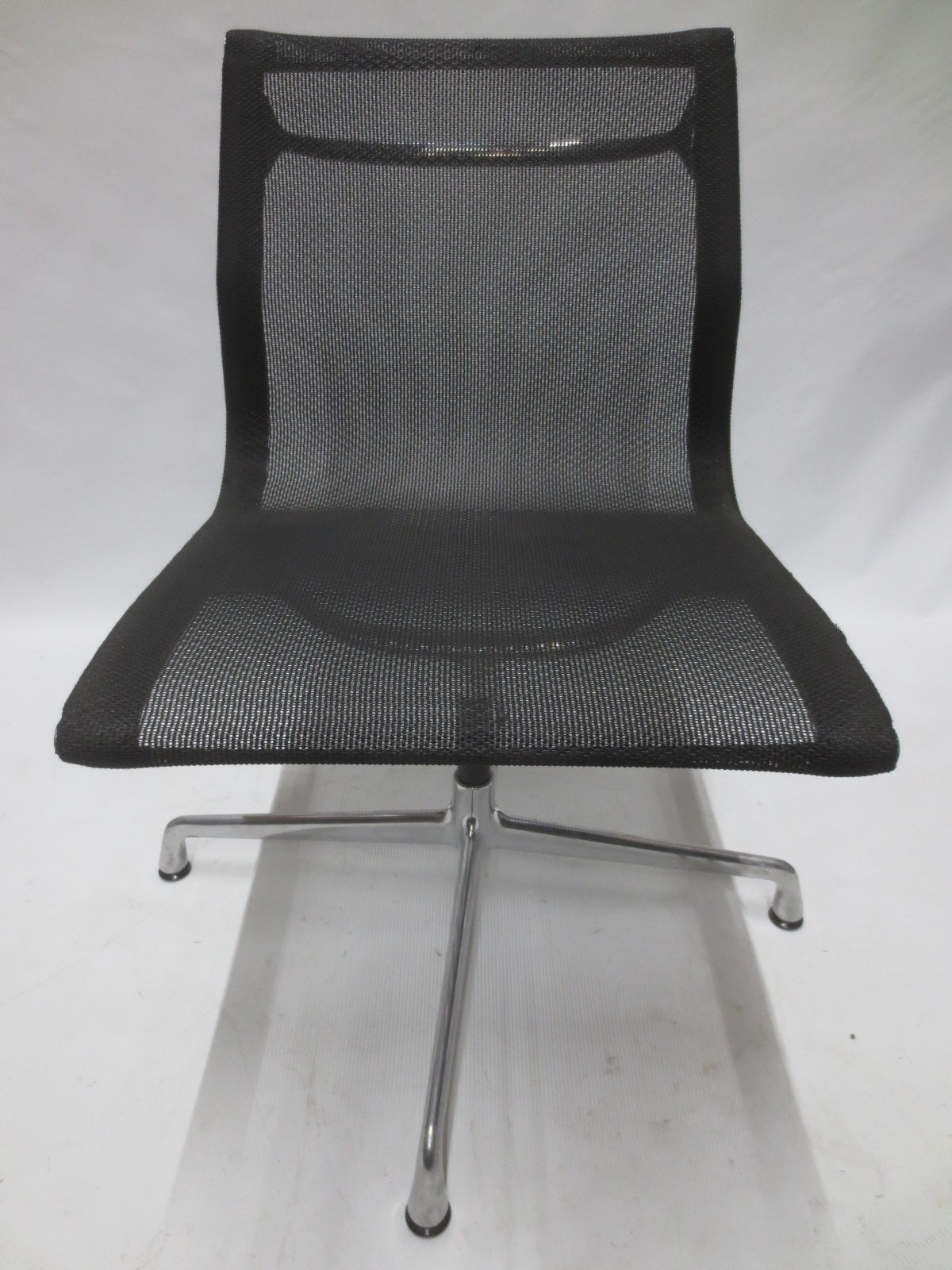 Herman Miller Eames Aluminum Group Side Chair in Black Mesh, EA105 (Noticeable Wear)