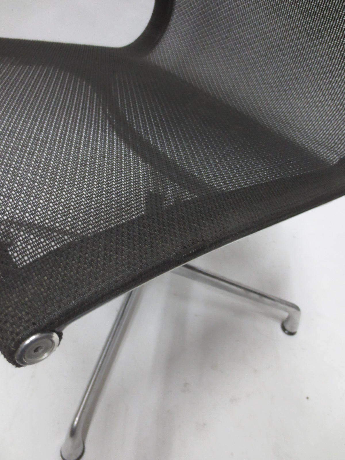 Herman Miller Eames Aluminum Group Side Chair in Black Mesh, EA105 (Noticeable Wear)