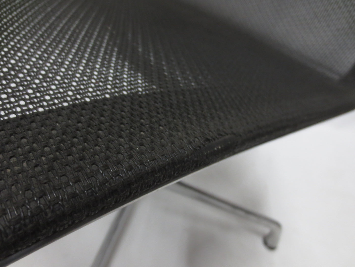 Herman Miller Eames Aluminum Group Side Chair in Black Mesh, EA105 (Noticeable Wear)