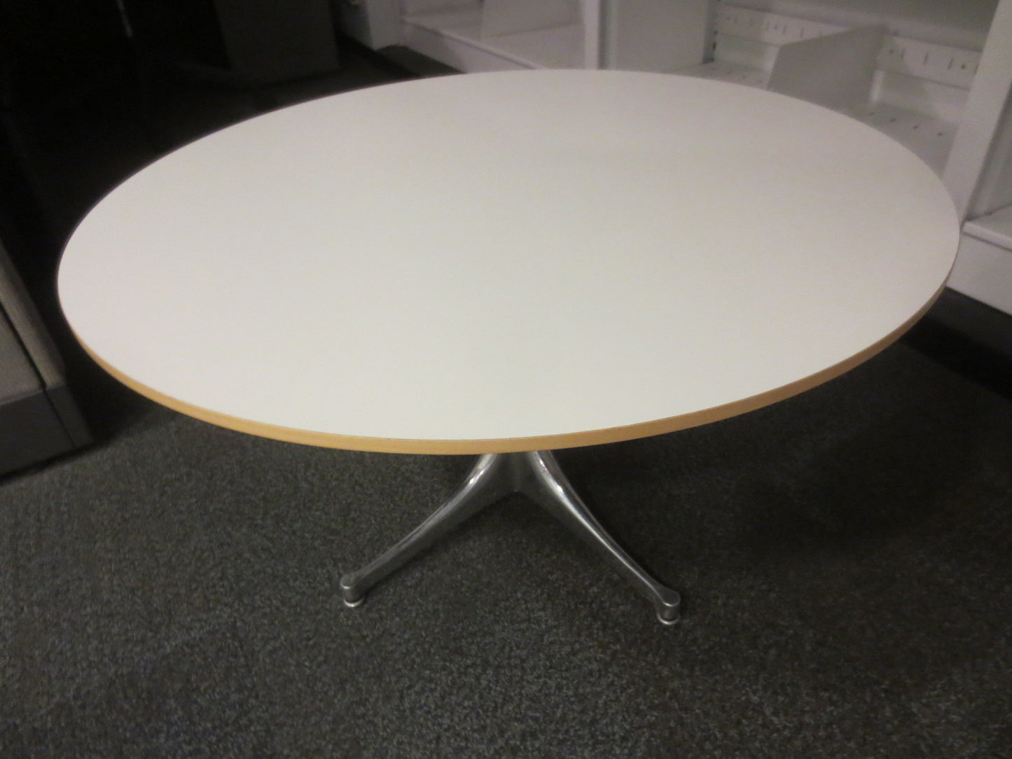 Herman Miller Nelson 28-in Pedestal Coffee Table in White with Silver Base