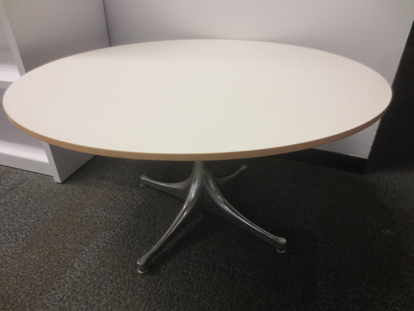 Herman Miller Nelson 28-in Pedestal Coffee Table in White with Silver Base