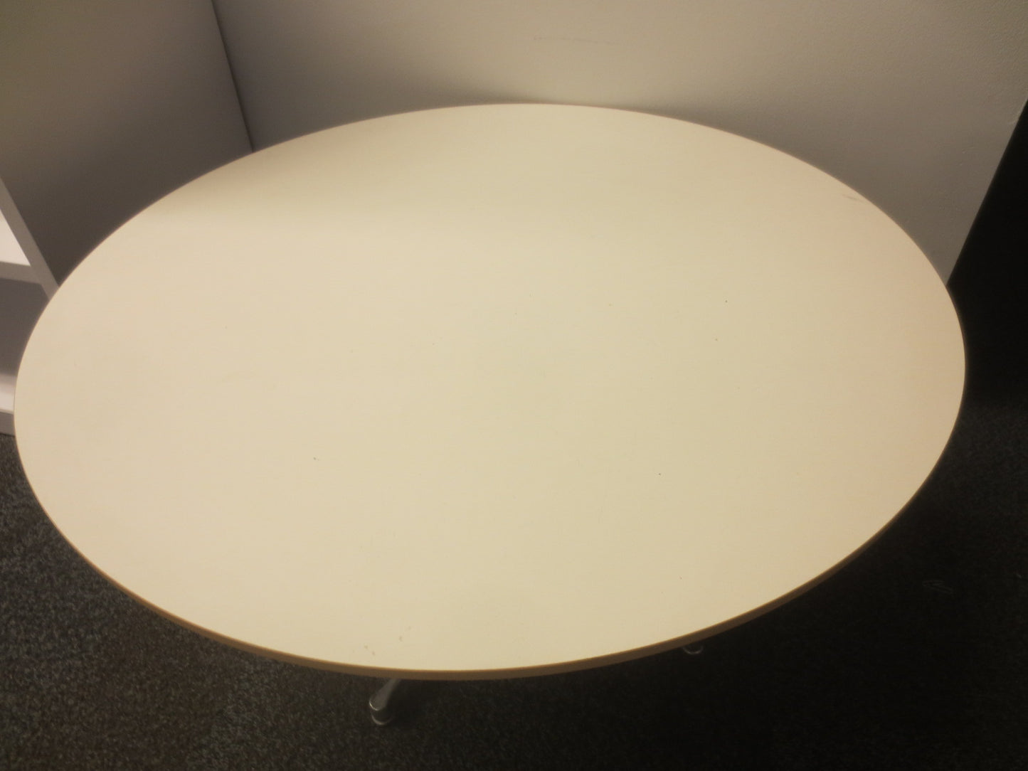Herman Miller Nelson 28-in Pedestal Coffee Table in White with Silver Base
