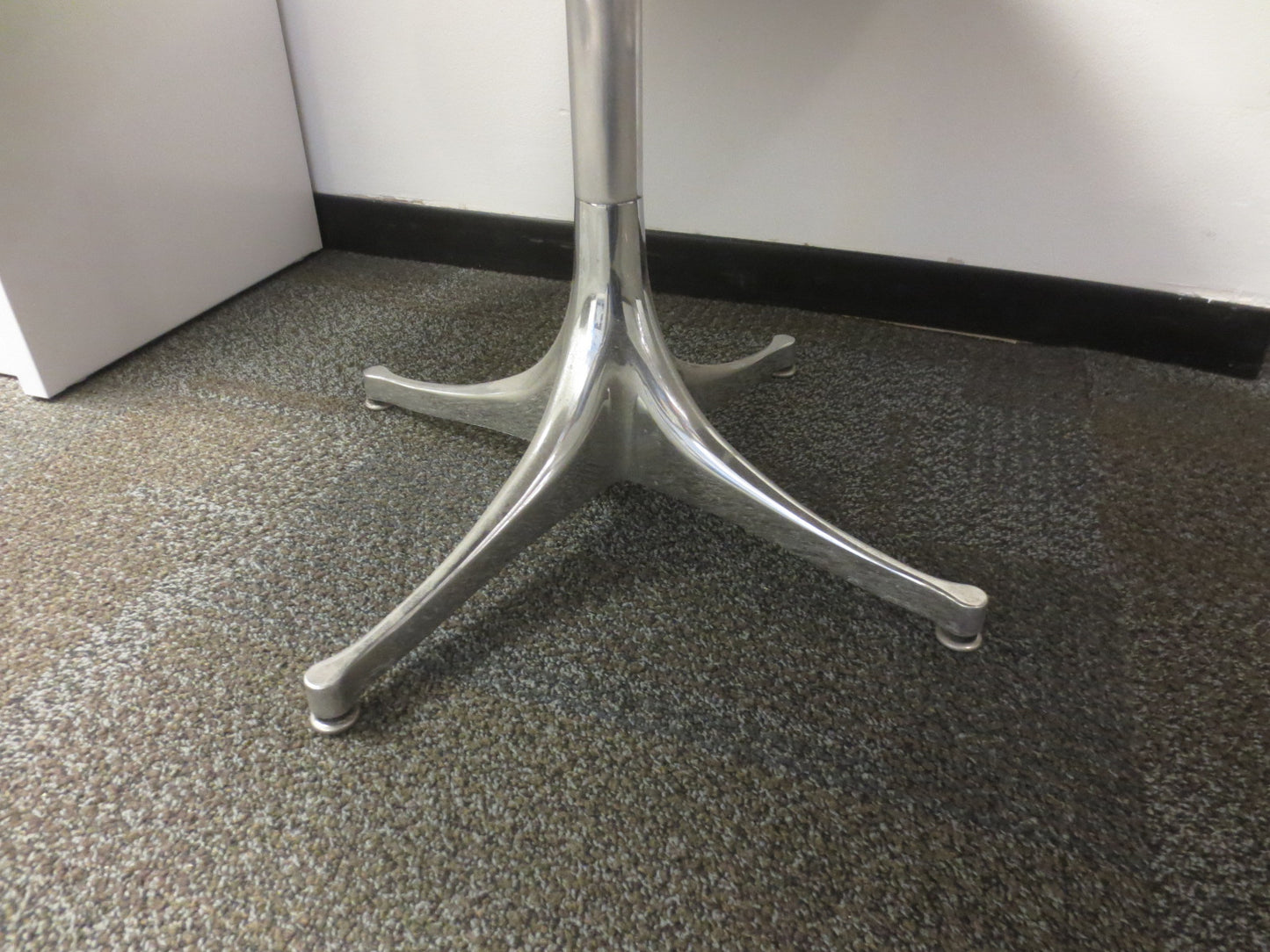 Herman Miller Nelson 28-in Pedestal Coffee Table in White with Silver Base