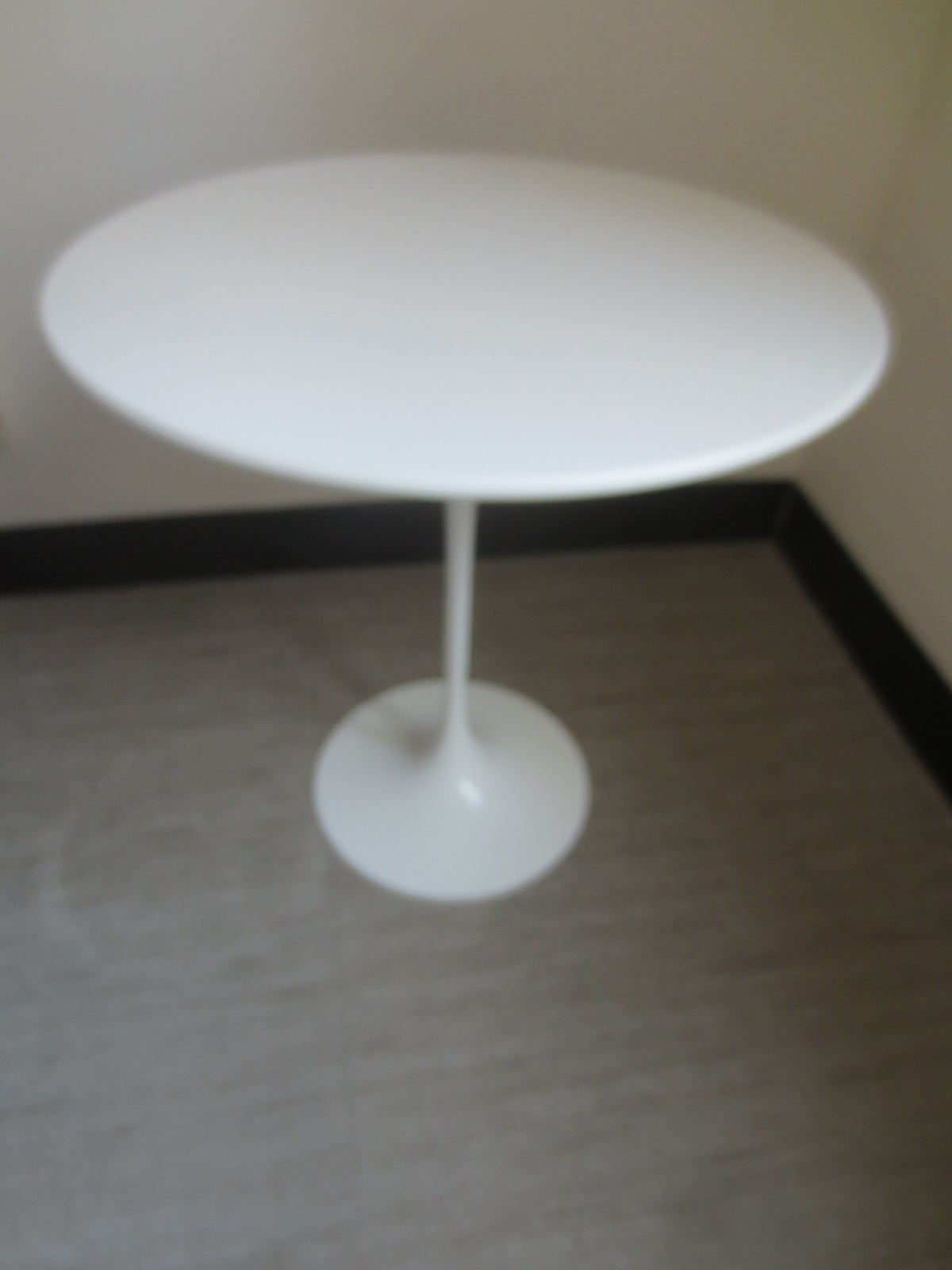Knoll Saarinen Tulip 20-in Round Side Table in White Laminate