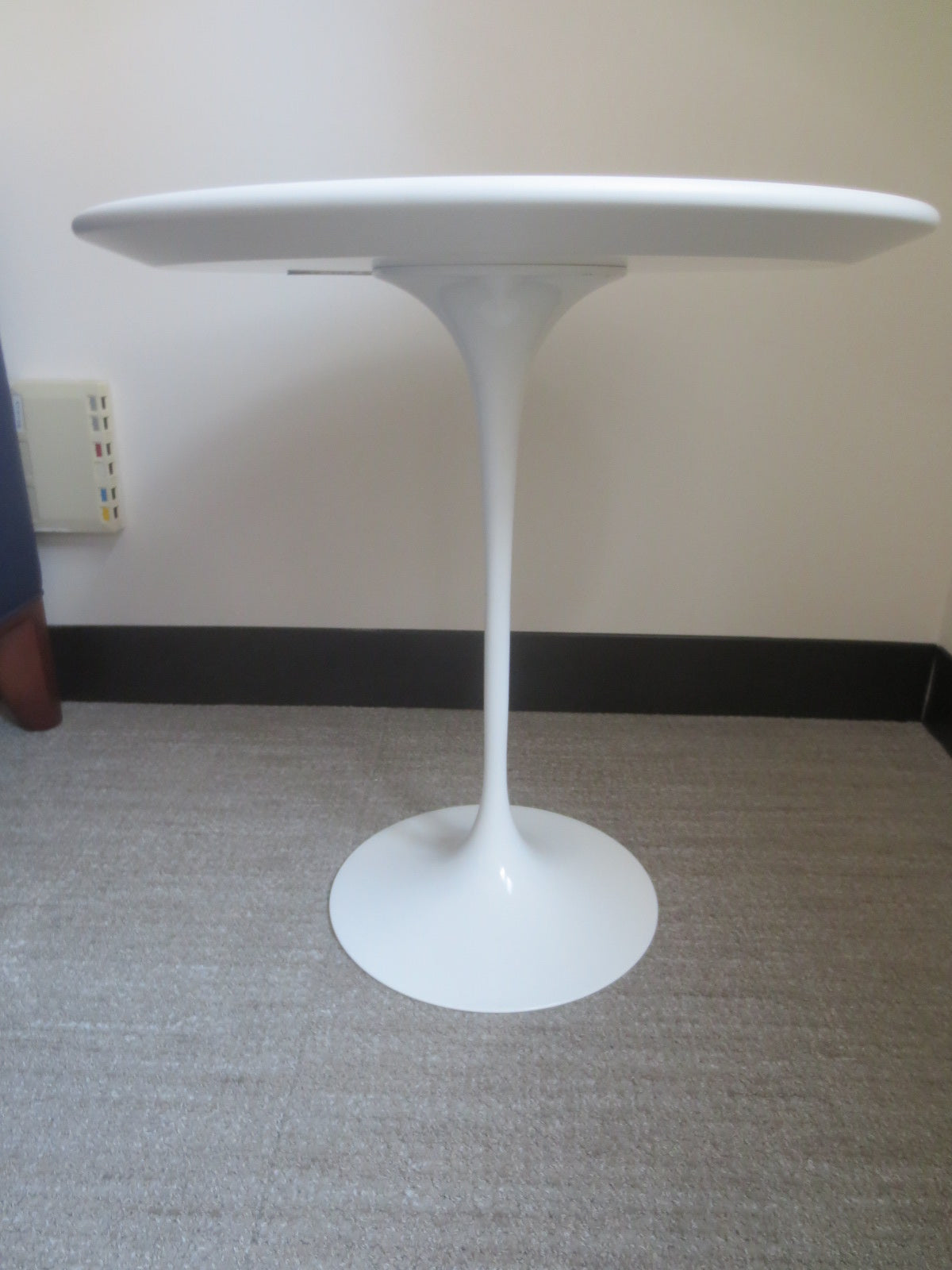 Knoll Saarinen Tulip 20-in Round Side Table in White Laminate