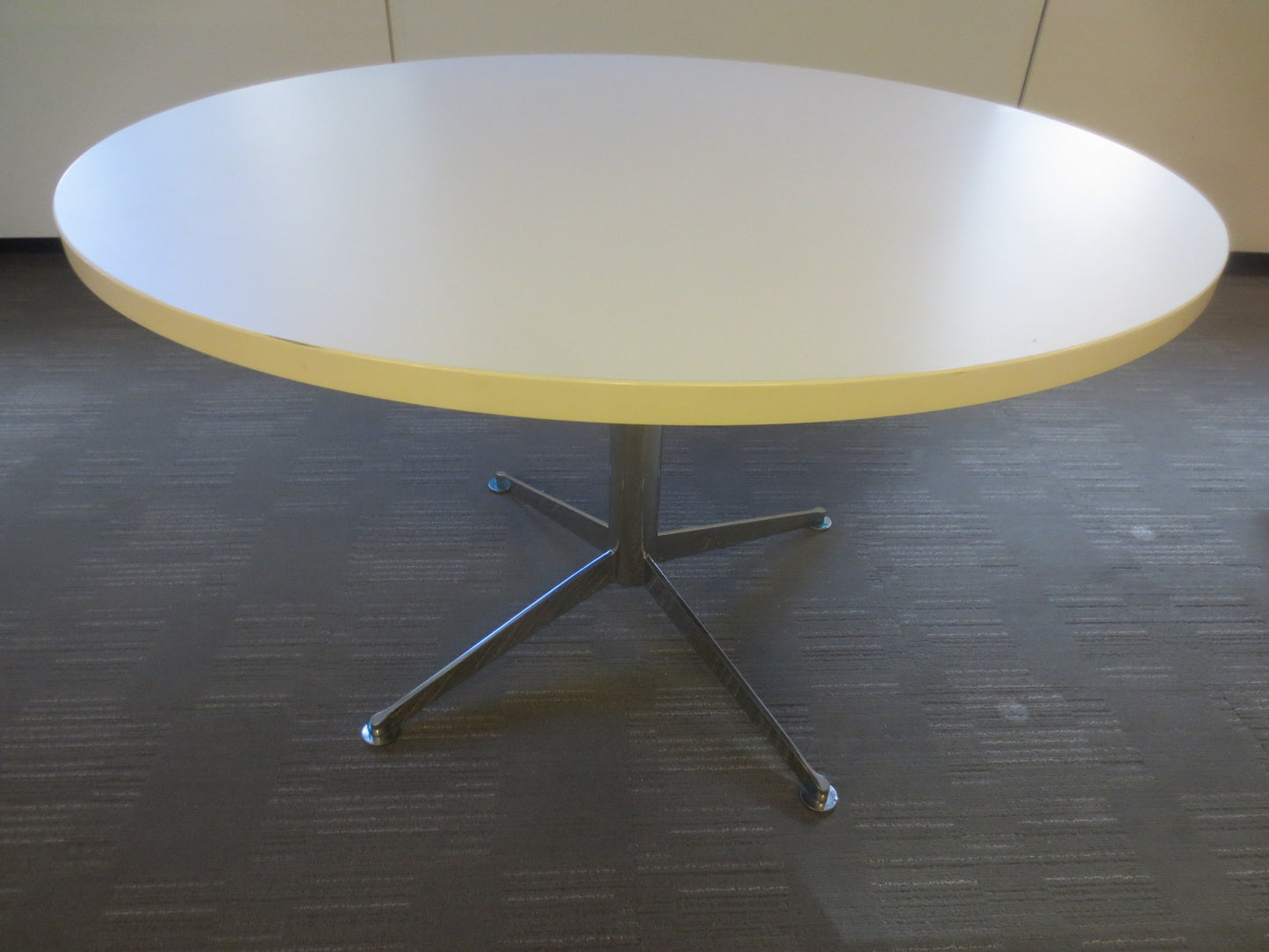 Bernhardt Design Circuit 48-in Round Dining Table