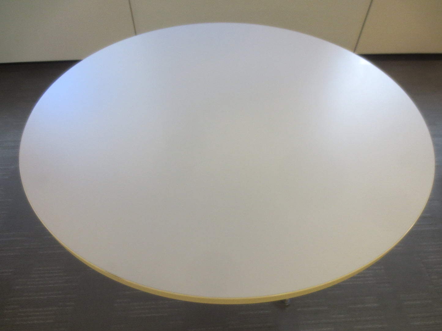 Bernhardt Design Circuit 48-in Round Dining Table