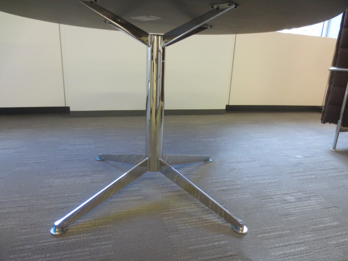 Bernhardt Design Circuit 48-in Round Dining Table