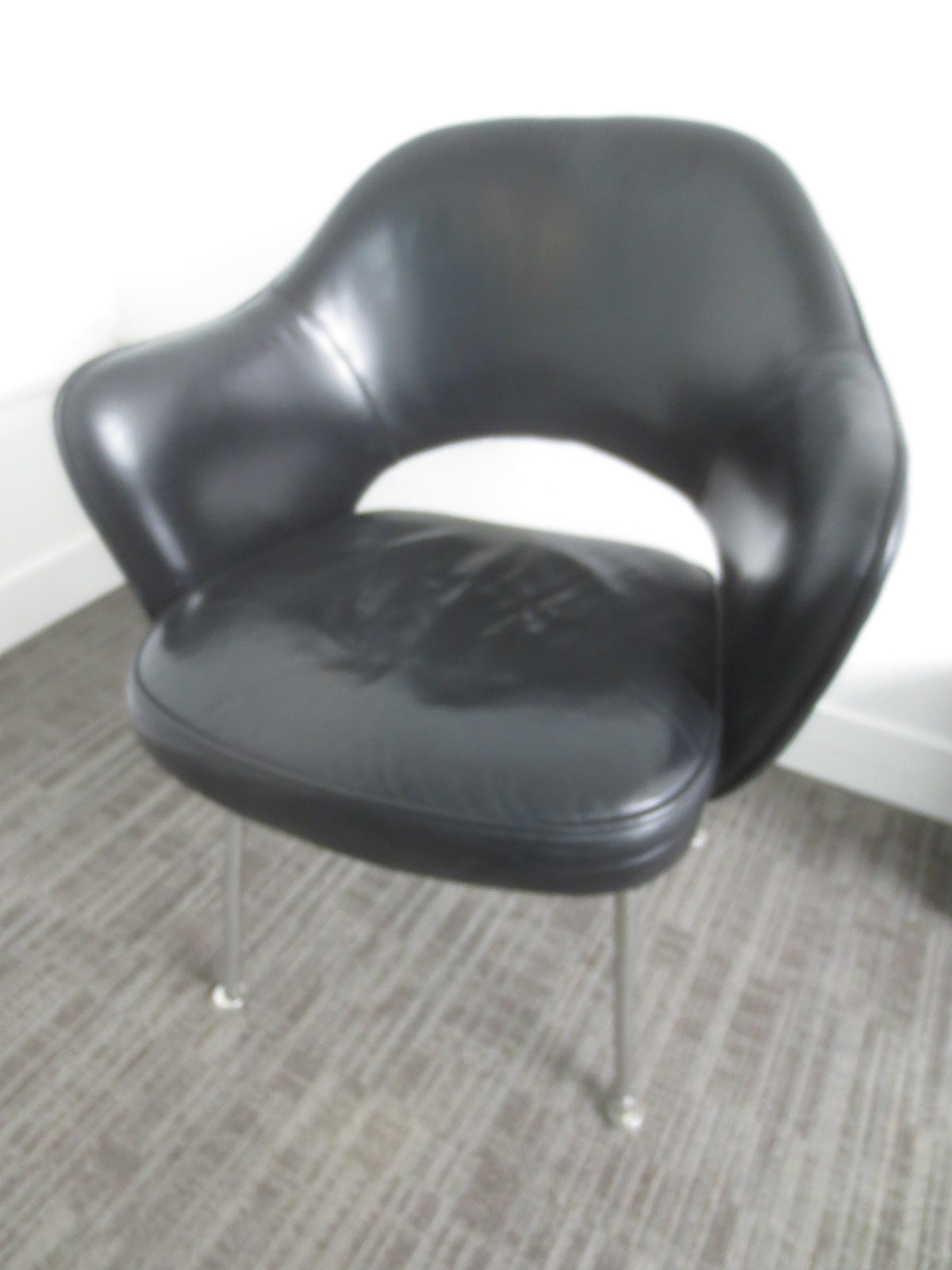 Knoll Saarinen Executive Armchair in Black Leather (Vintage)
