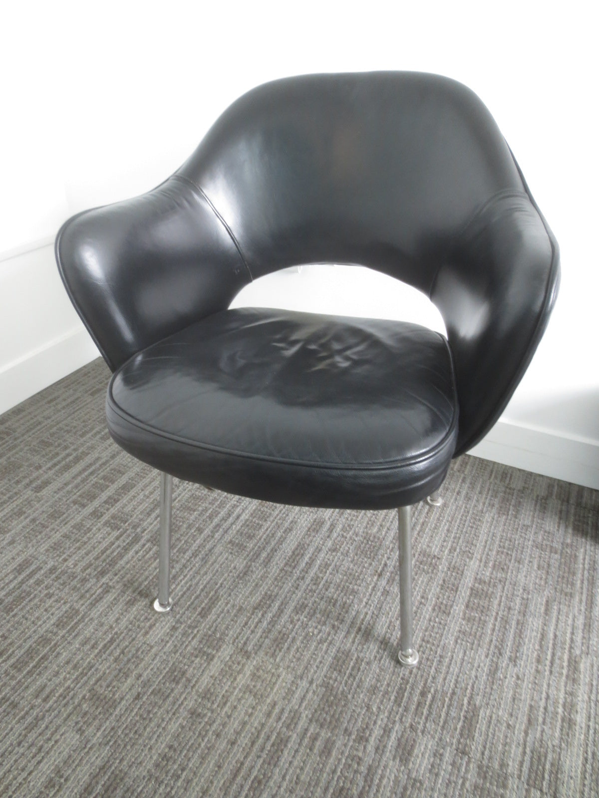 Knoll Saarinen Executive Armchair in Black Leather (Vintage)
