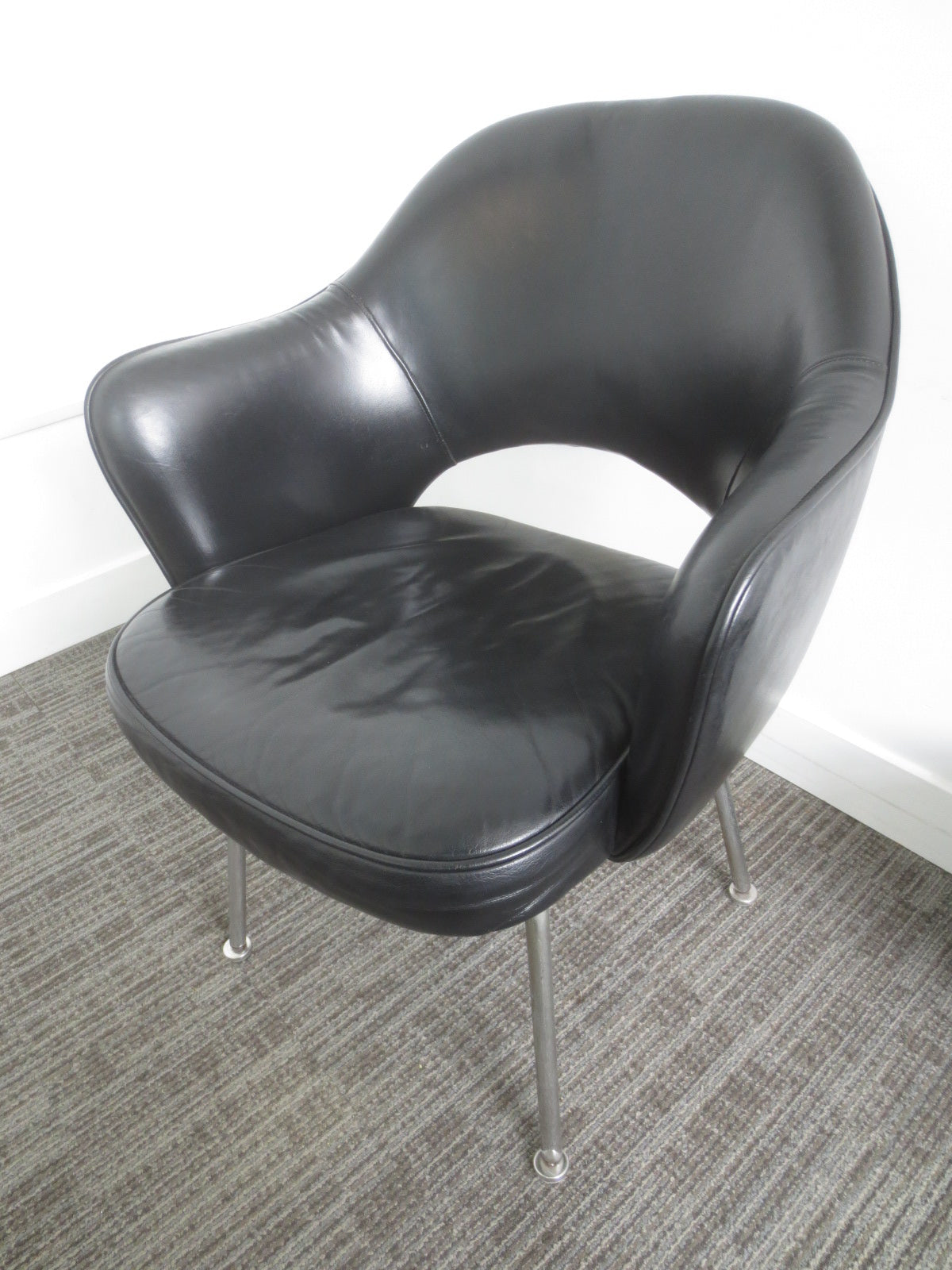 Knoll Saarinen Executive Armchair in Black Leather (Vintage)