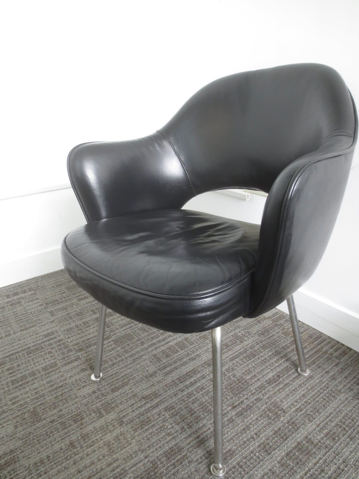 Knoll Saarinen Executive Armchair in Black Leather (Vintage)
