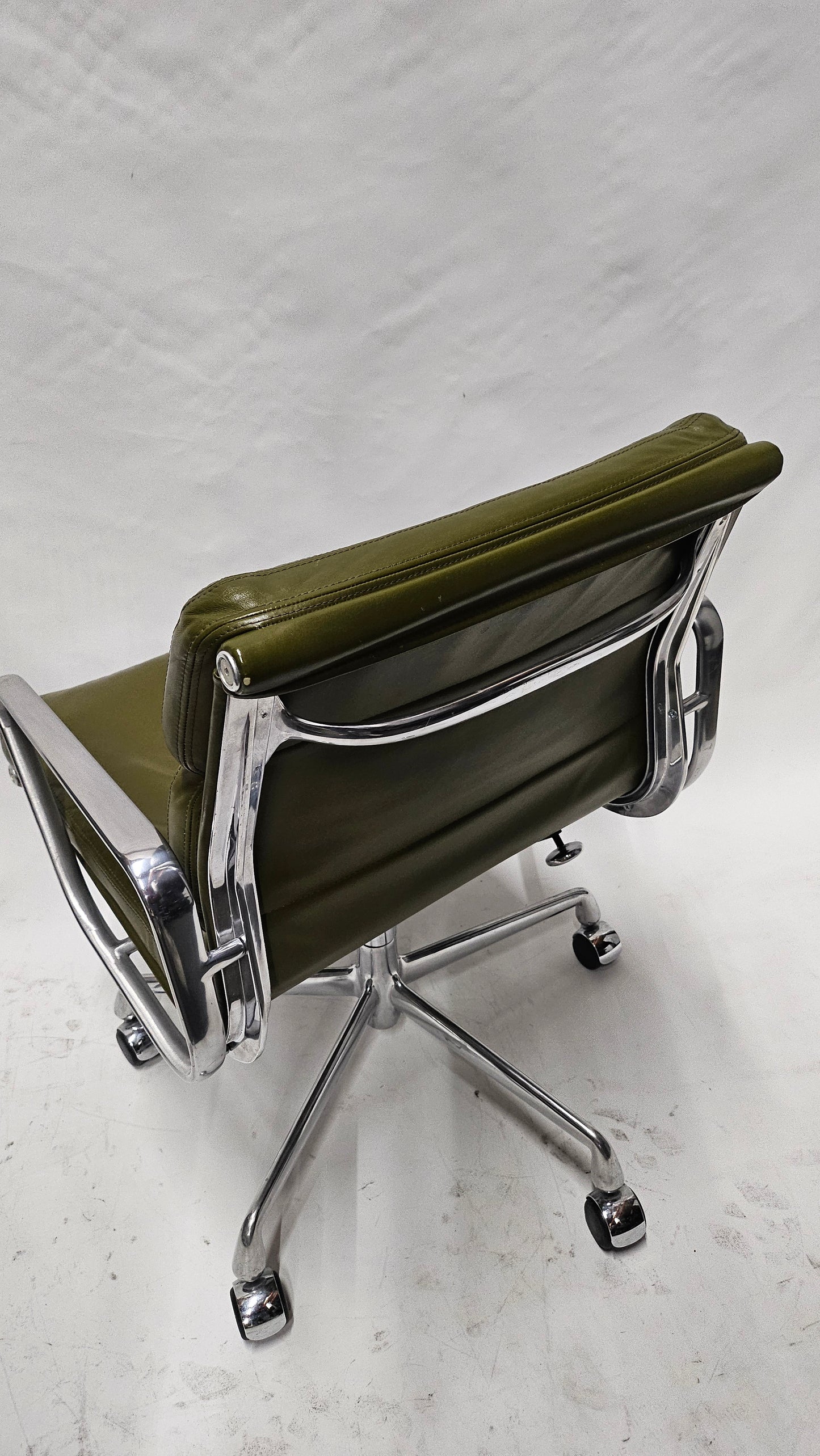 Herman Miller Eames Soft Pad Management Chair in Olive Green Leather, EA435