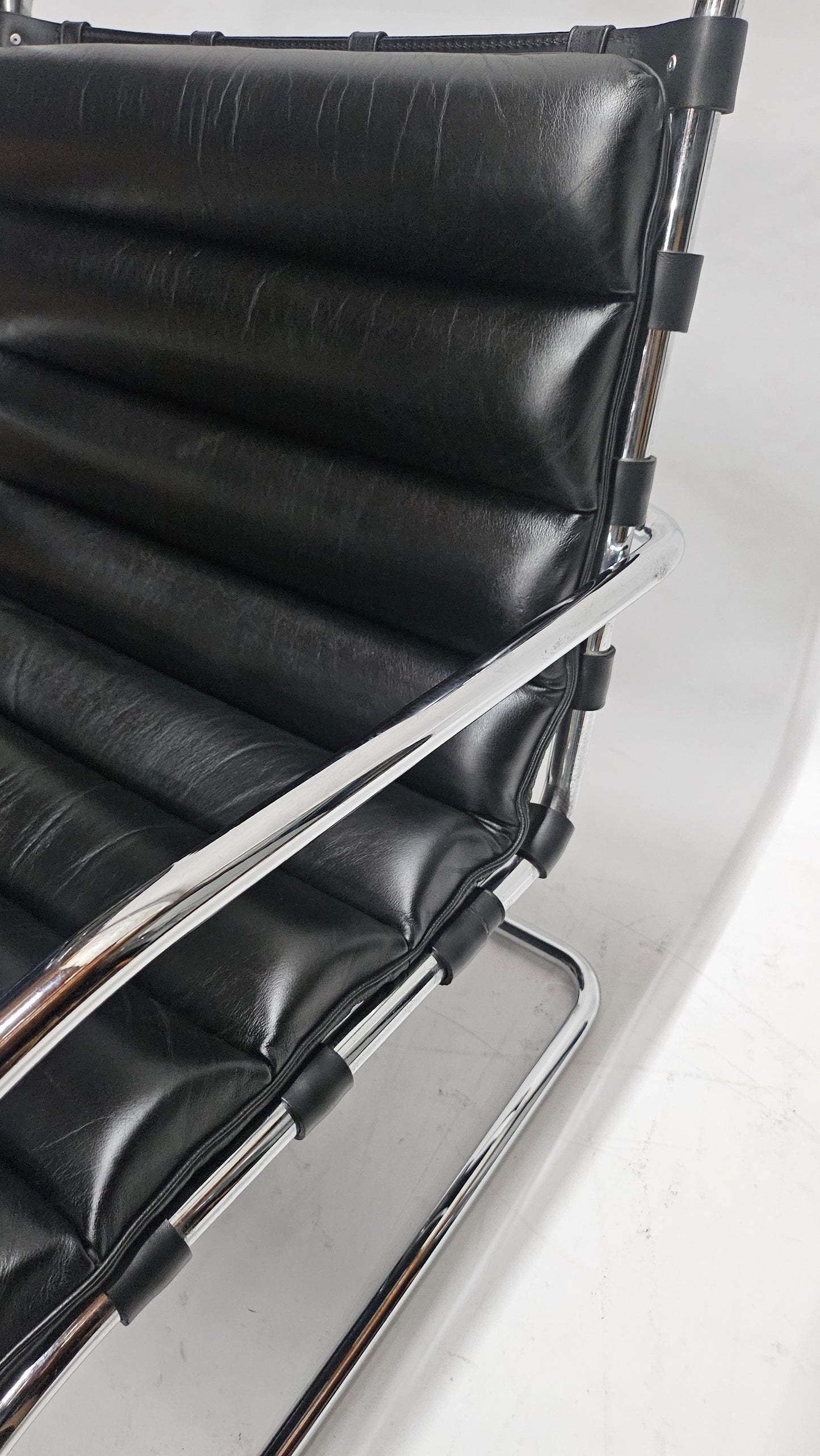 MR Style Lounge Armchair