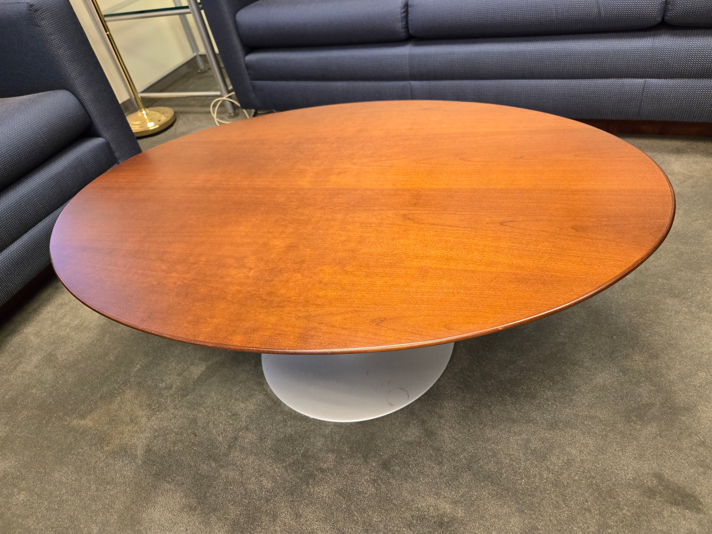 Knoll Saarinen 42-in Oval Tulip Coffee Table in Light Walnut