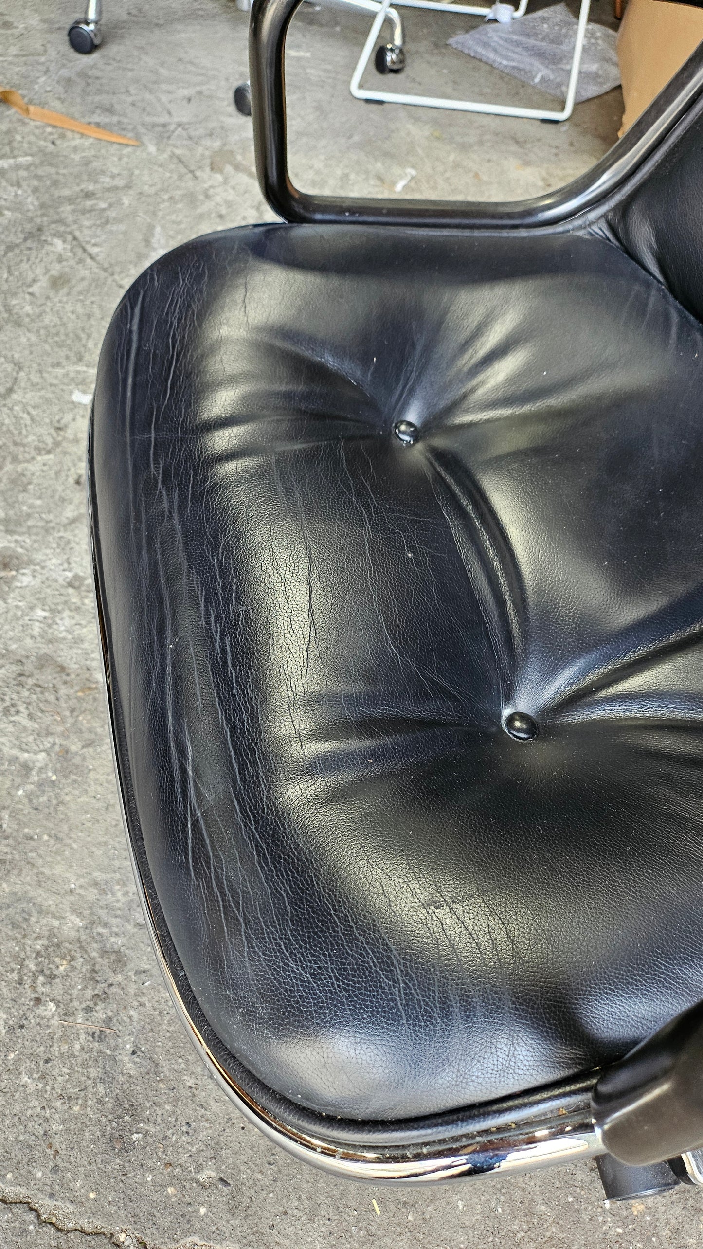 Knoll Pollock Executive Chair in Black Leather with Pneumatic Height Adjustment