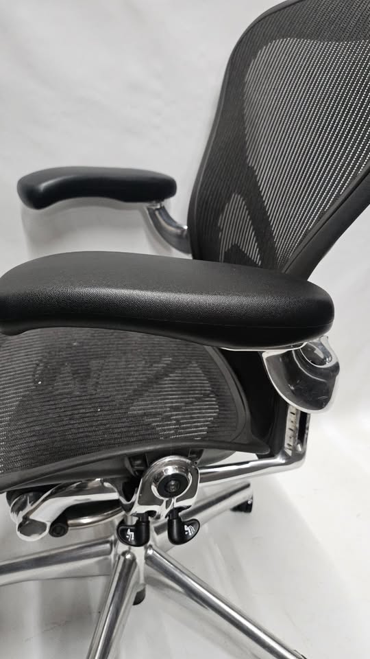 Herman Miller Classic Executive Aeron Chair with Polished Aluminum Frame, Size B, PostureFit