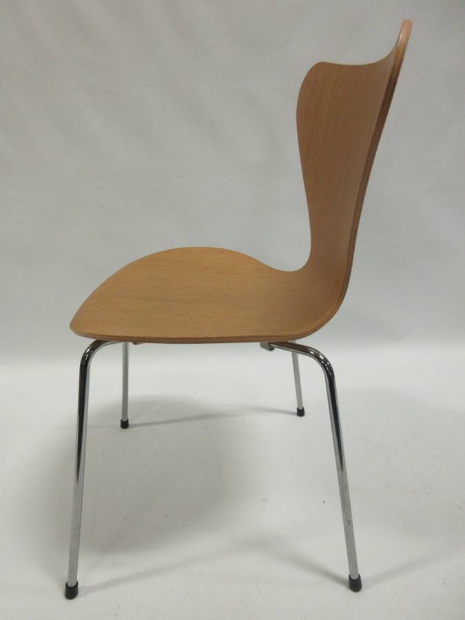 Fritz Hansen Series 7 Chair in Oak Veneer (Original)