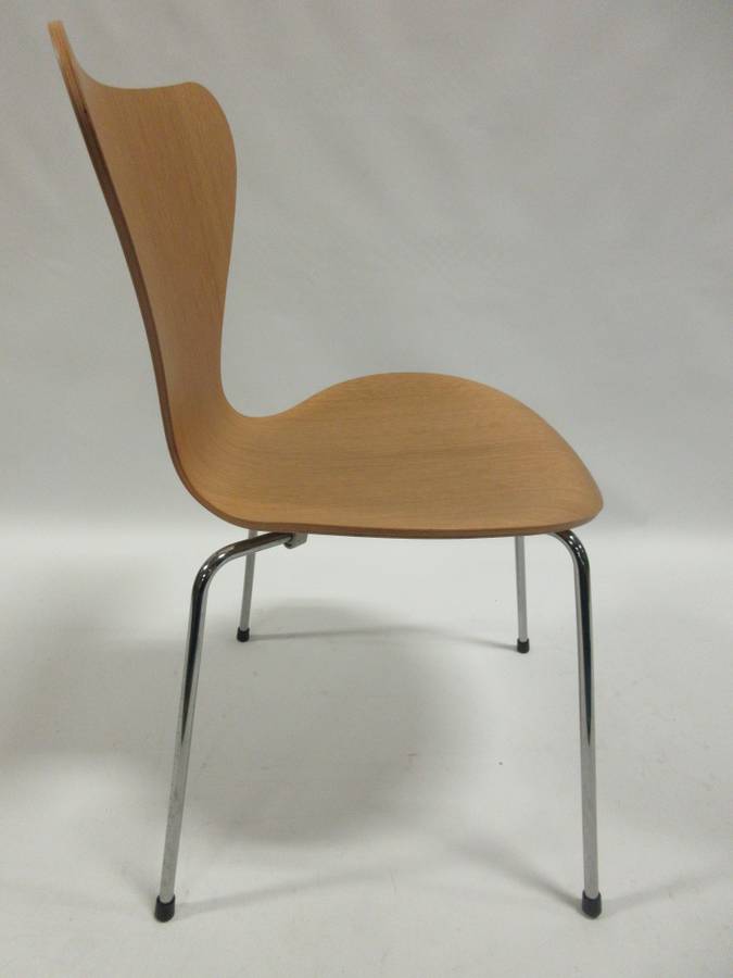 Fritz Hansen Series 7 Chair in Oak Veneer (Original)