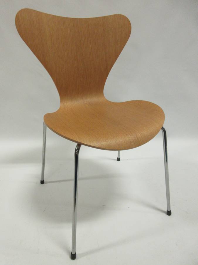 Fritz Hansen Series 7 Chair in Oak Veneer (Original)