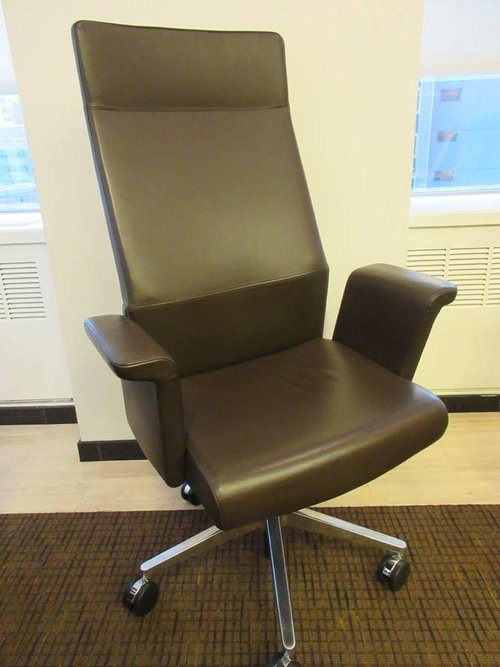 Steelcase Siento Executive Chair with Enclosed Arms - Bygone Icons