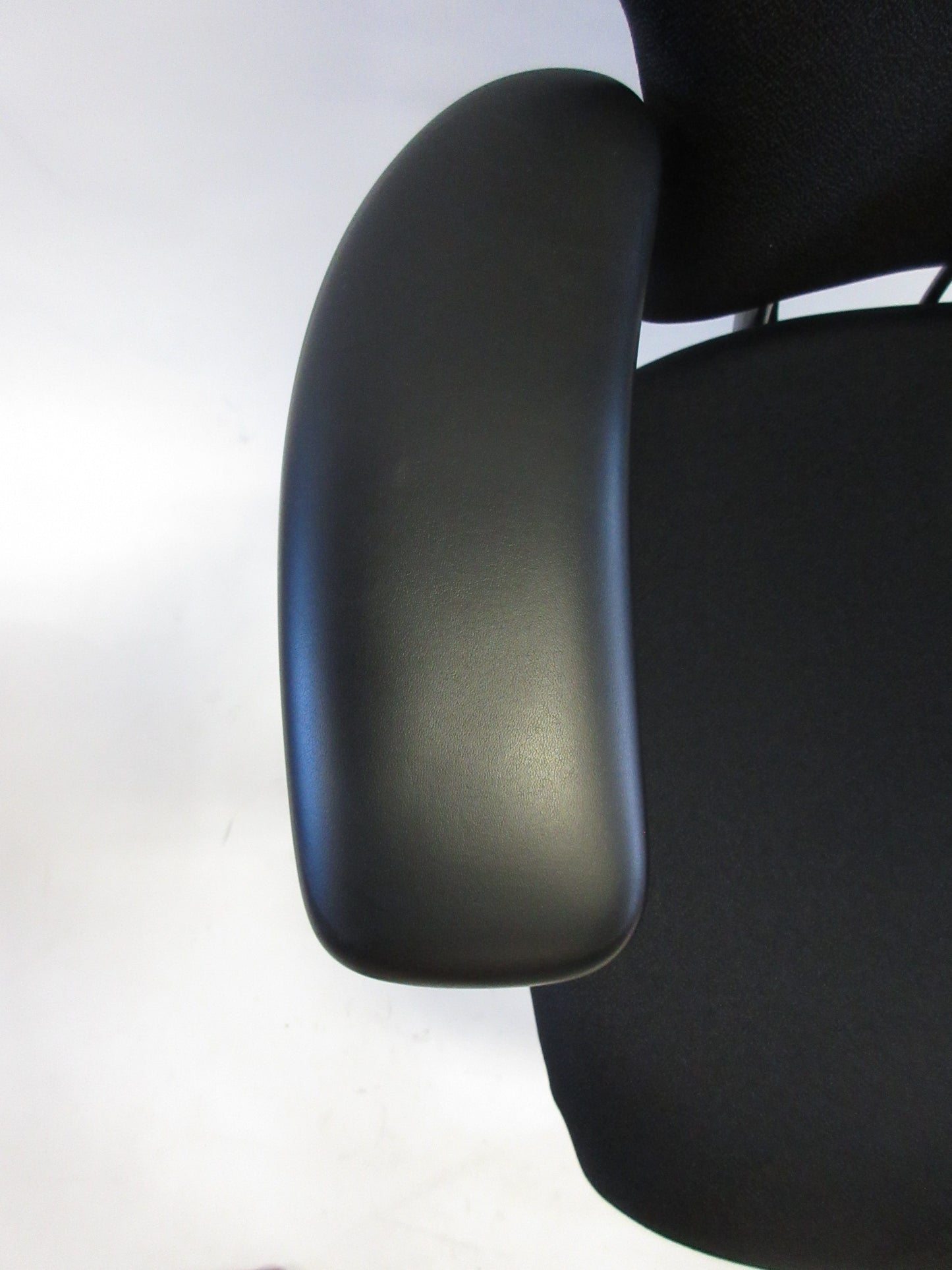 Humanscale Freedom Chair with Headrest in Black Fabric