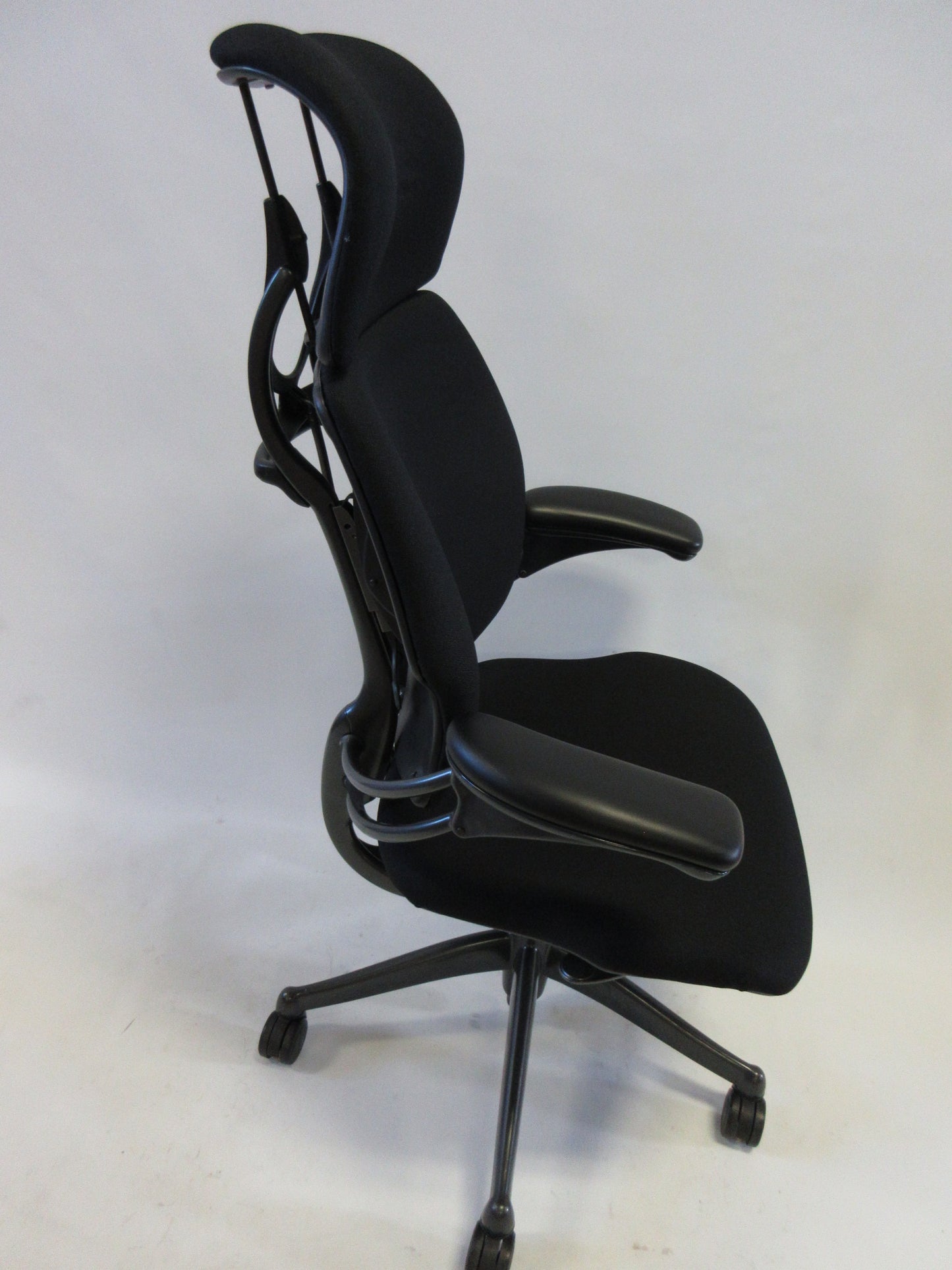 Humanscale Freedom Chair with Headrest in Black Fabric