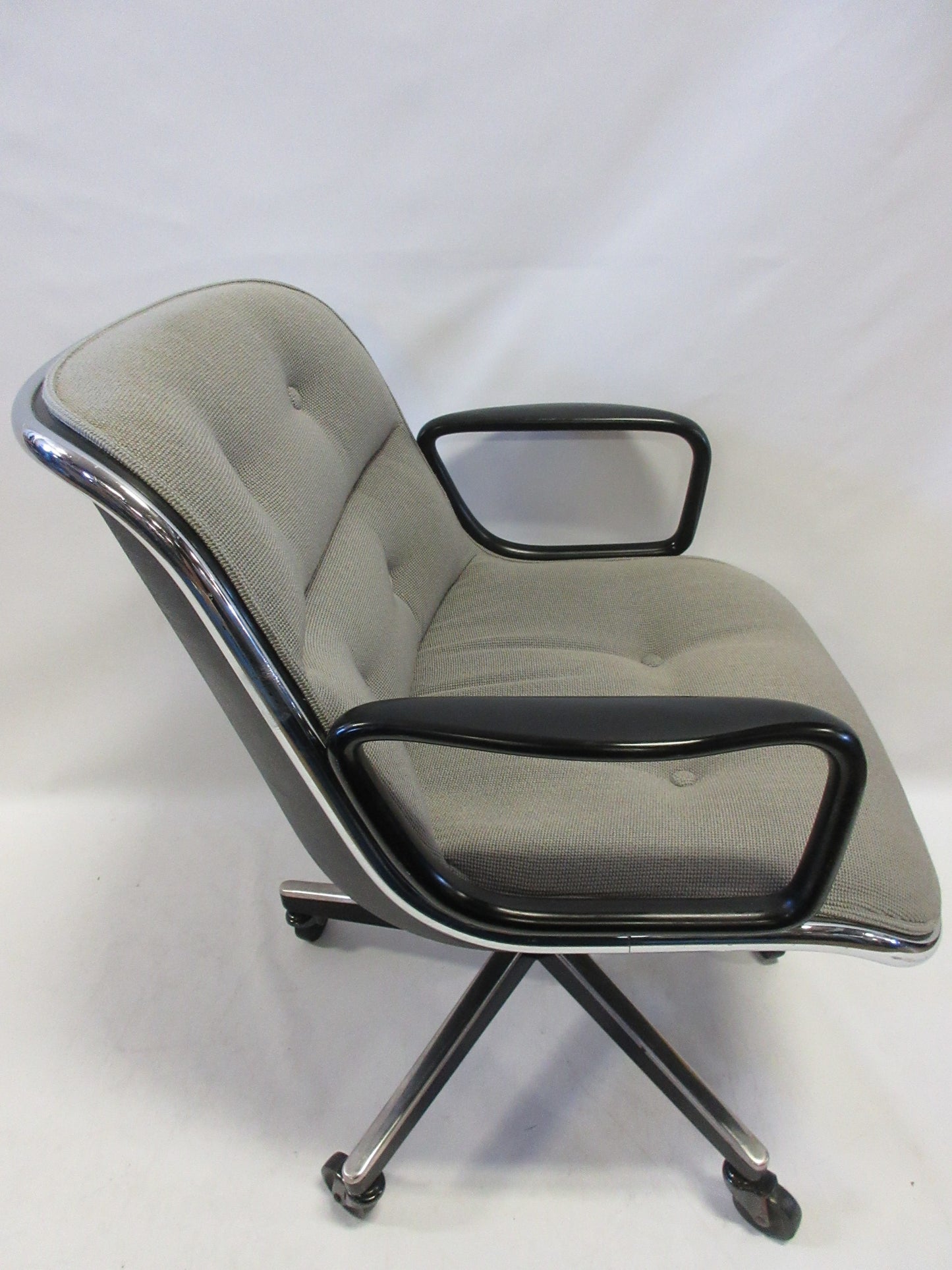 Knoll Pollock Executive Chair in Light Grey Fabric