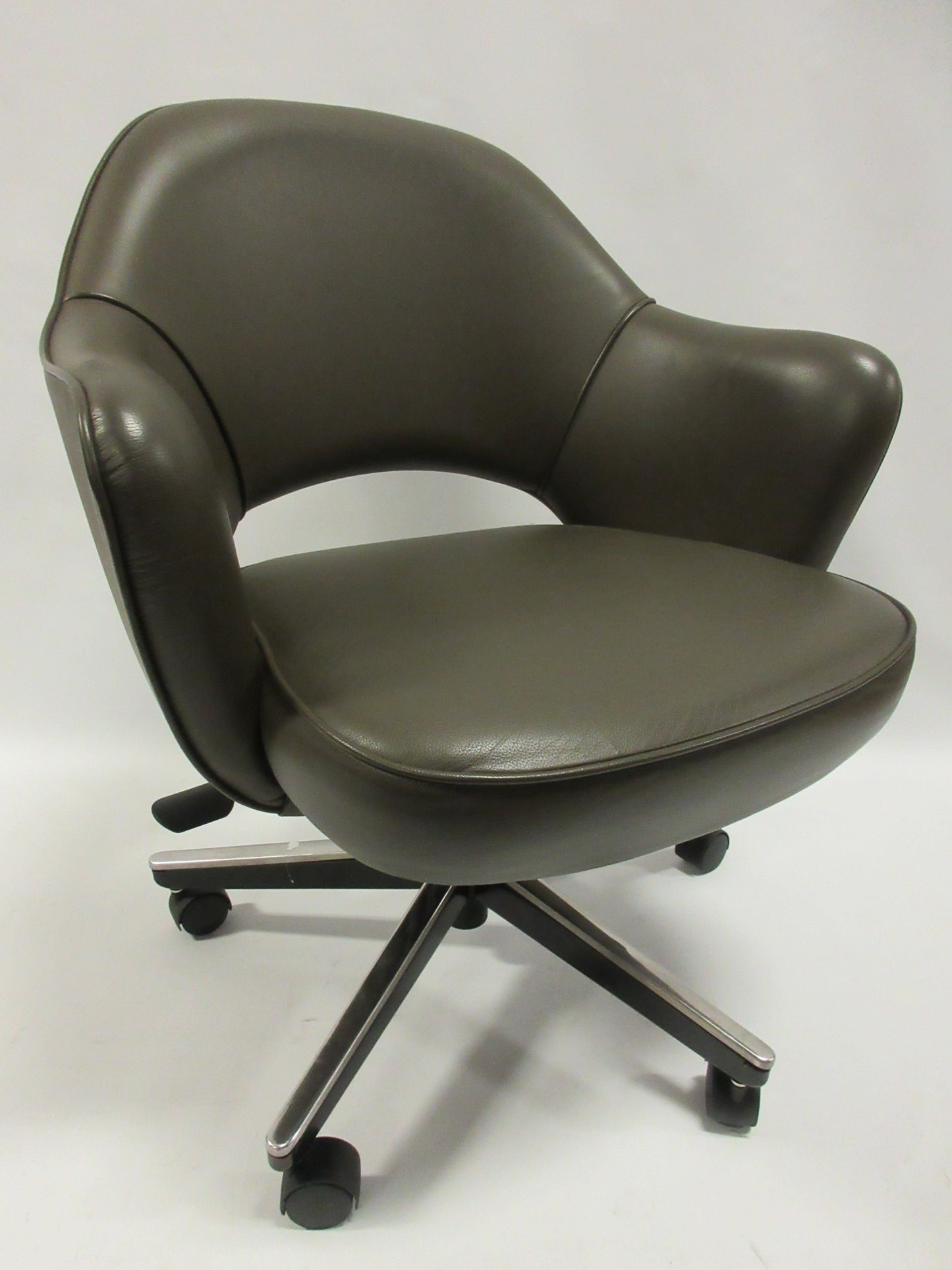 Knoll Saarinen Executive Armchair with Swivel Base in Volo Olive Leather