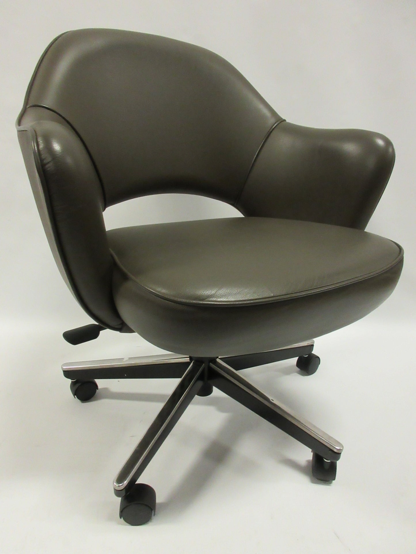 Knoll Saarinen Executive Armchair with Swivel Base in Volo Olive Leather