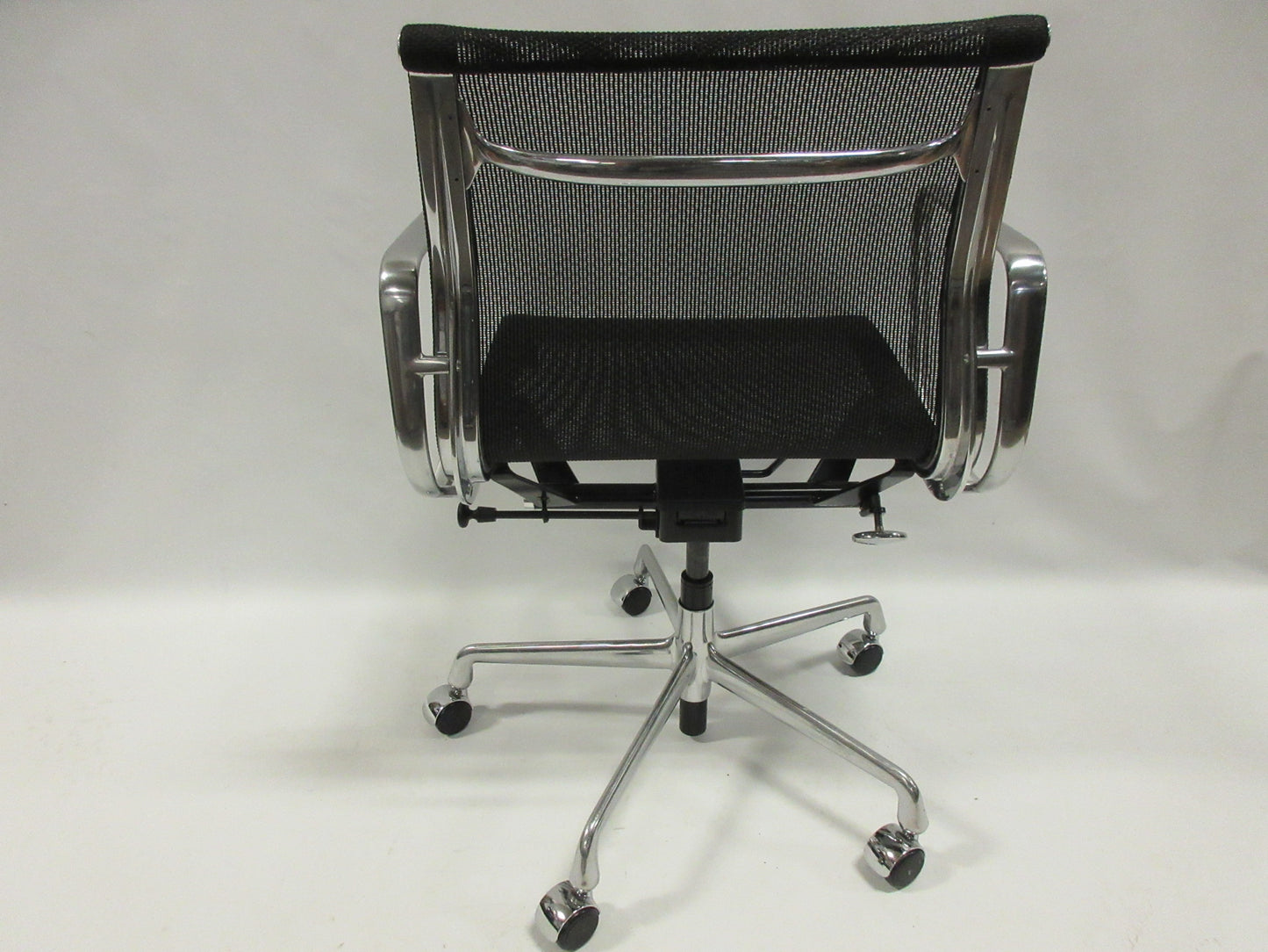 Herman Miller Eames Aluminum Group Management Chair in Black Mesh - Single