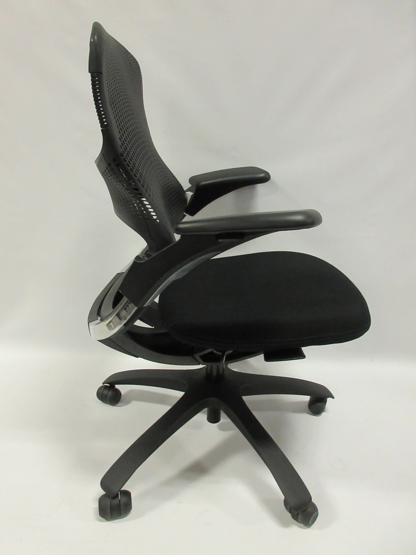 Knoll Generation Chair in Black