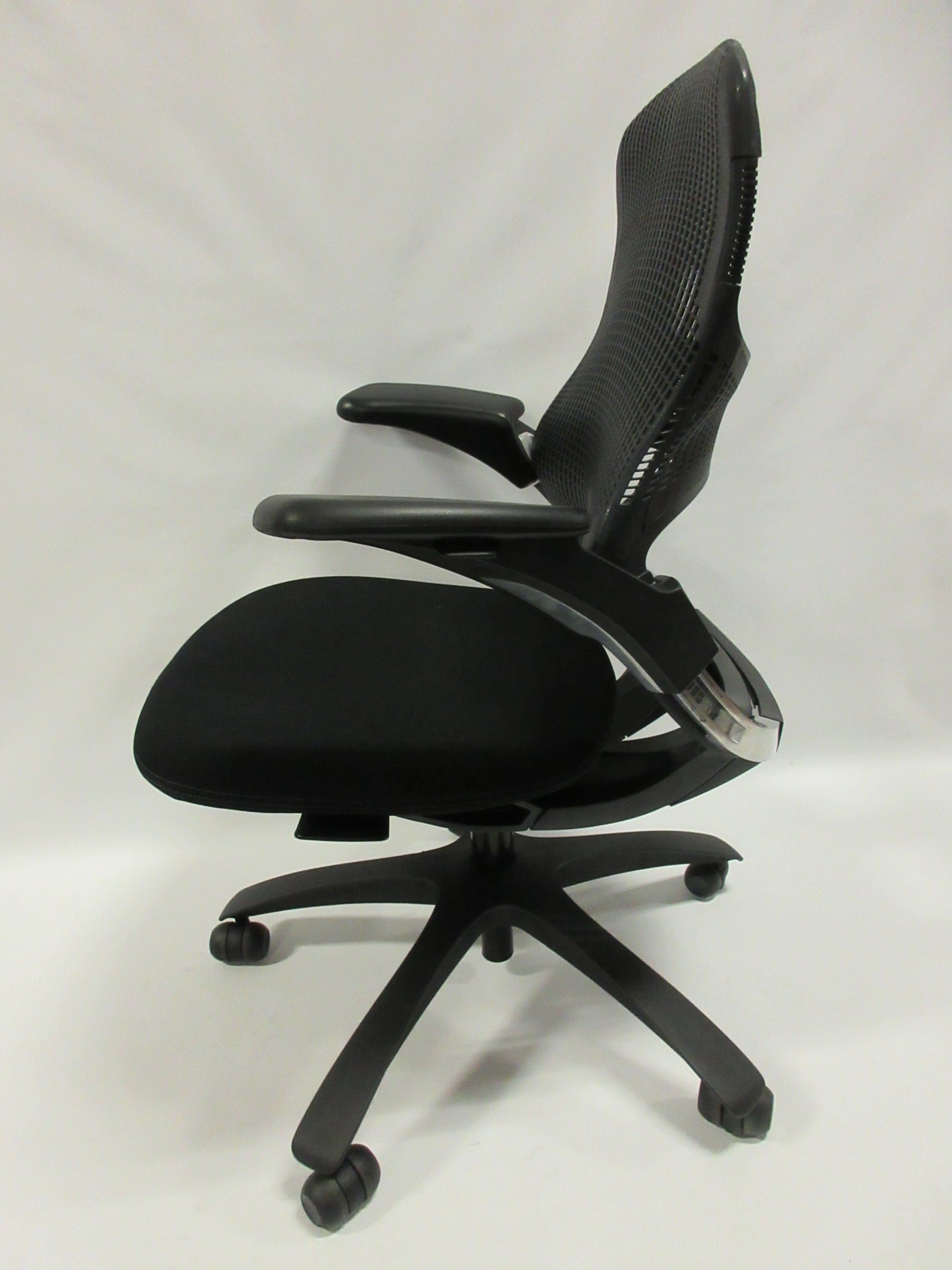 Knoll Generation Chair in Black