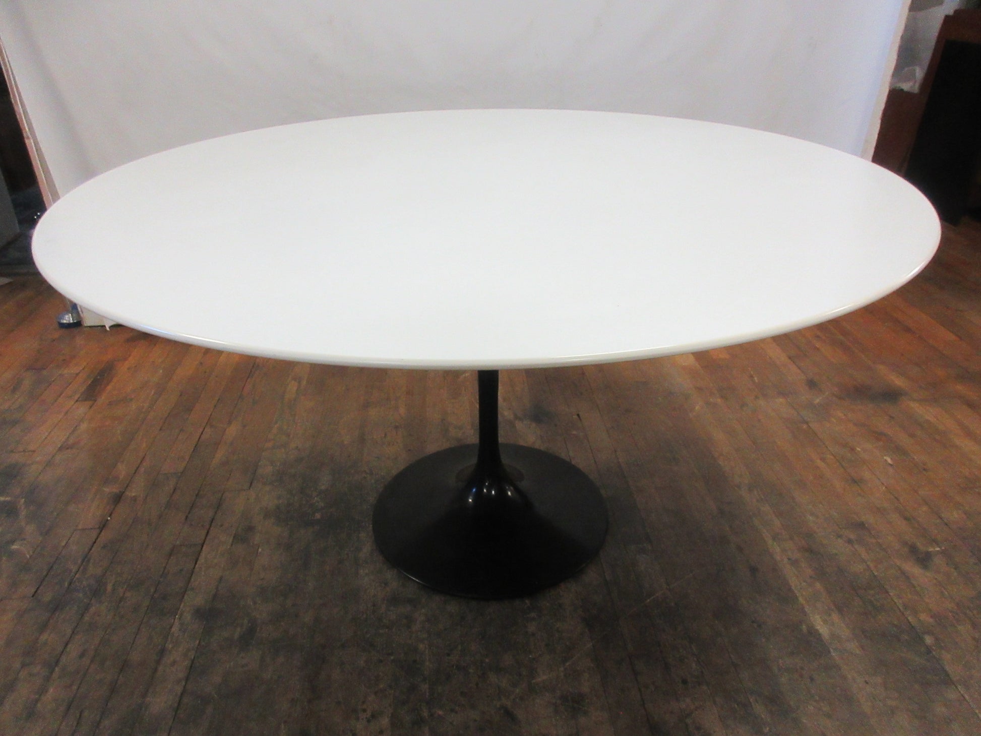 Knoll Saarinen Round Dining Table, 54-in, in White with Black Base - Bygone Icons