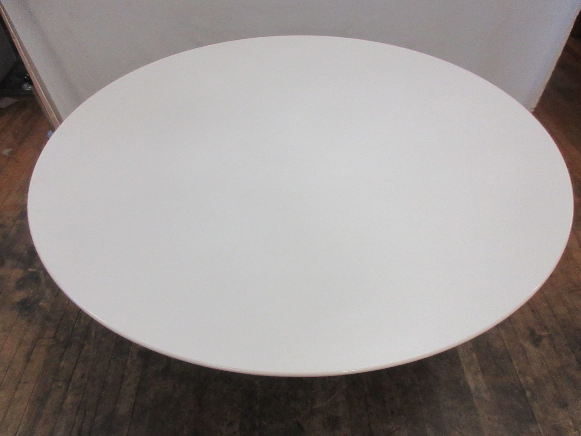 Knoll Saarinen Round Dining Table, 54-in, in White with Black Base - Bygone Icons