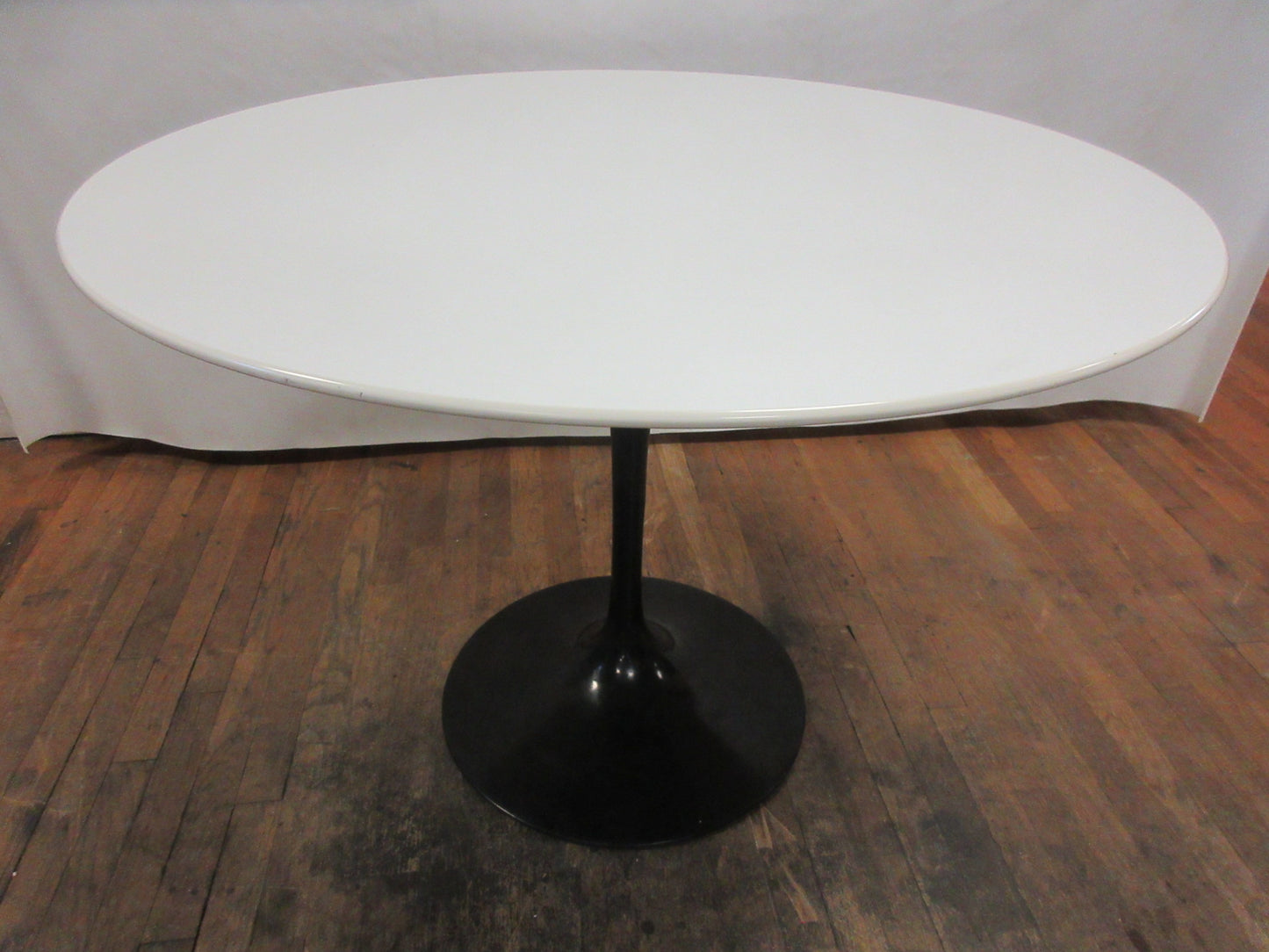 Knoll Saarinen Round Dining Table, 42-in, in White with Black Base - Bygone Icons