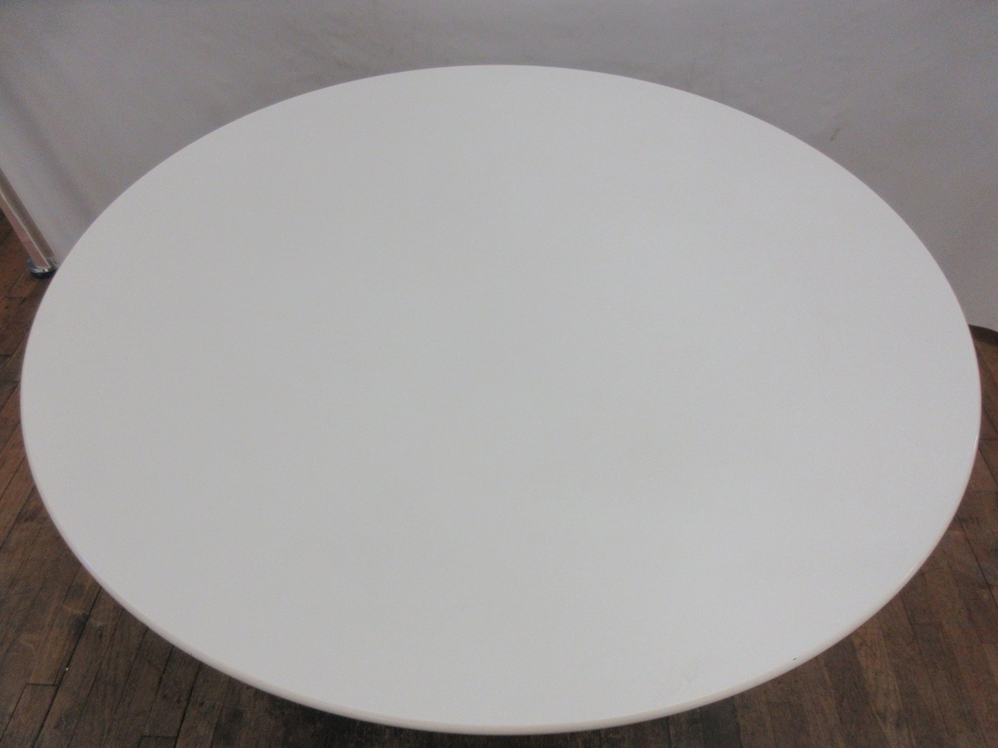 Knoll Saarinen Round Dining Table, 42-in, in White with Black Base - Bygone Icons